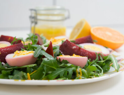 Bietensalade met roze eieren