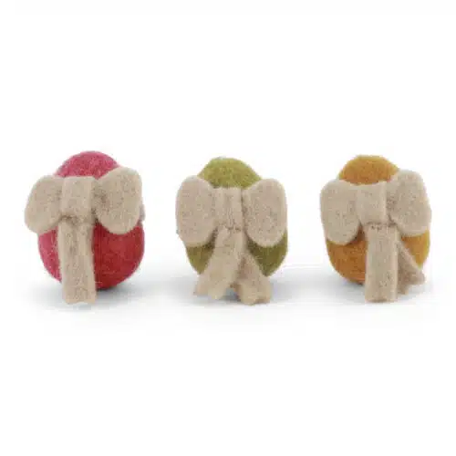 Vilten hangers paaseieren met strik beige