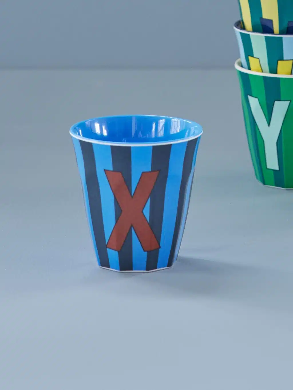 Alfabet beker X blauw streep