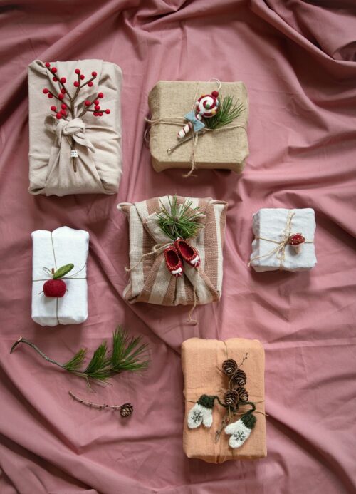 Vilten mini takje met rode besjes