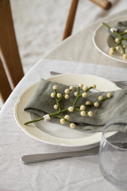 Vilten mini takje met zachtgele besjes