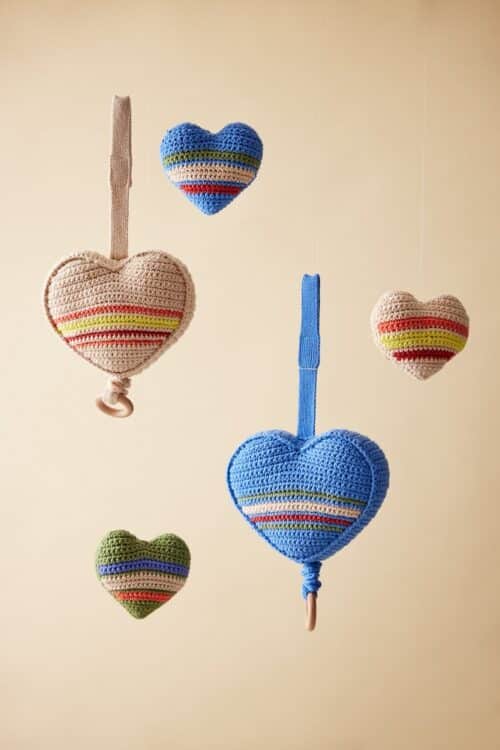 Rammelaar gehaakt Hart Ecru