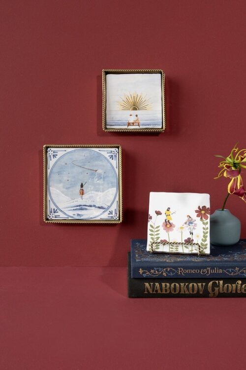 Storytile Golden Twisted Stand